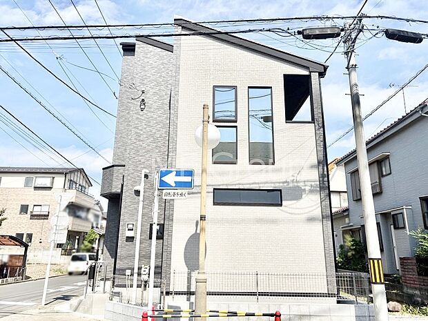 洗練された外観、上質な住空間が広がる室内は永く安心して過ごせる住居です。 
