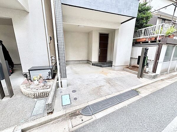 ビルトインタイプは大切なお車を傷や汚れから守ることができます。