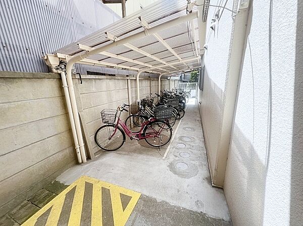 外観「無料オンライン相談」受付中！駐輪場は屋根付き