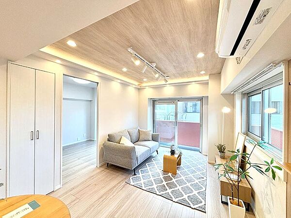 自然光が取り込まれ、家族団らんの場所を明るく演出