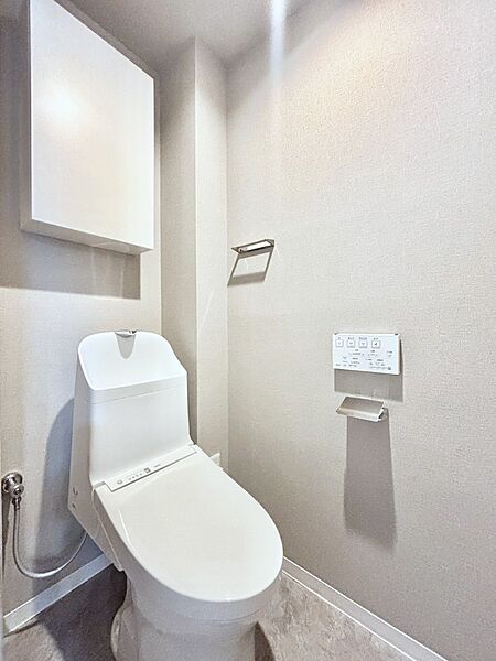 内装「無料オンライン相談」受付中！明るく清潔感のあるトイレです。