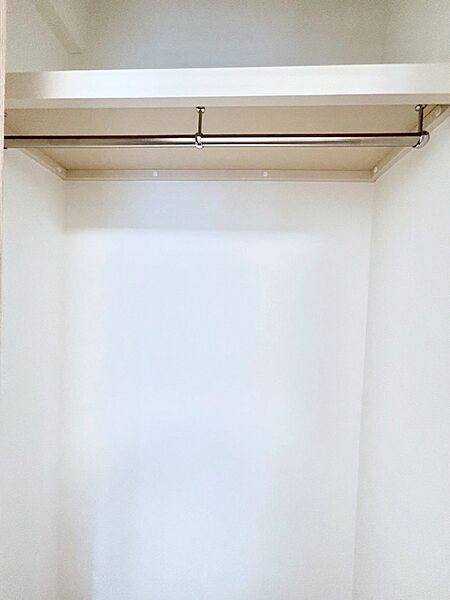 洋室クローゼット。奥行きがあるので厚手の衣類もすっきり収納できます。