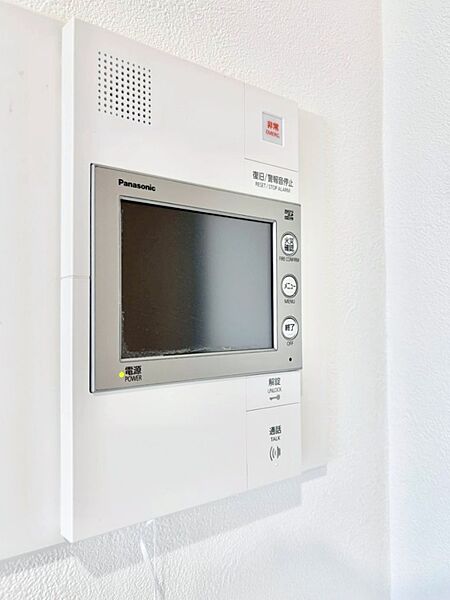 訪問者が一目でわかる安心のＴＶモニター付きインターホン。
