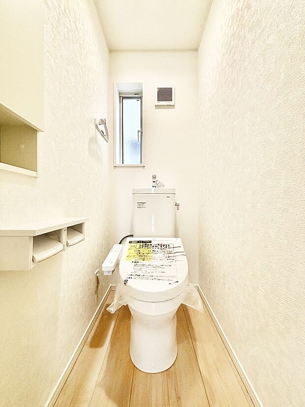 明るく清潔感のあるトイレです。