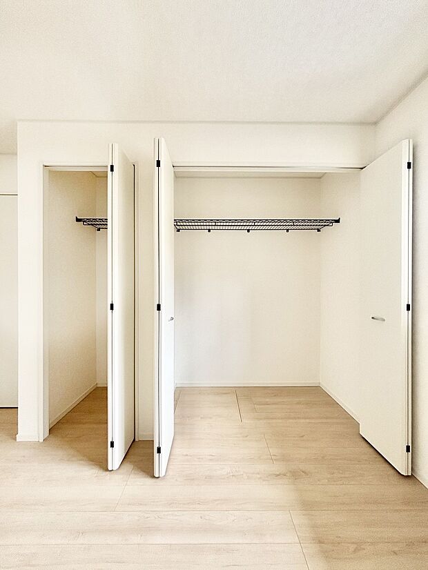 洋室のツインクローゼット。奥行きがあるので厚手の衣類もすっきり収まります。