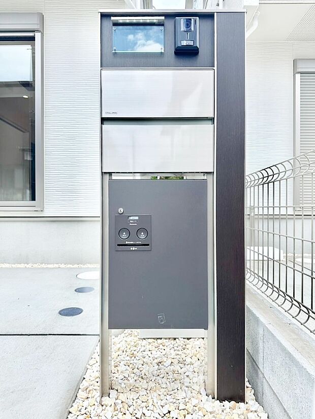 表札・インターホン・ポスト・宅配ＢＯＸをひとつに集約。エントランスになじむシンプルデザイン。
