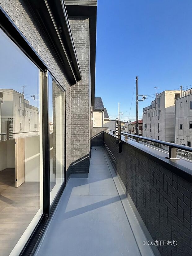 暖かな陽光が降り注ぐバルコニー。爽やかな風も心地よいです。