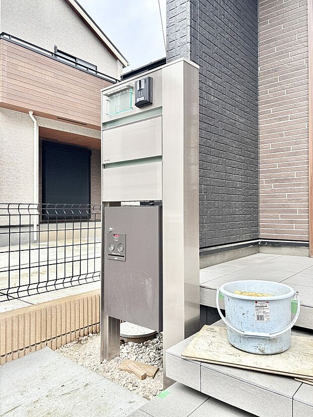 表札・インターホン・ポスト・宅配BOXをひとつに集約。エントランスになじむシンプルデザイン。