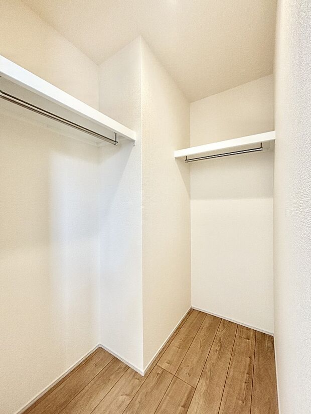 衣類をハンガーに掛けたまま収納できるWIC。衣類の整理整頓がしやすくて便利です!