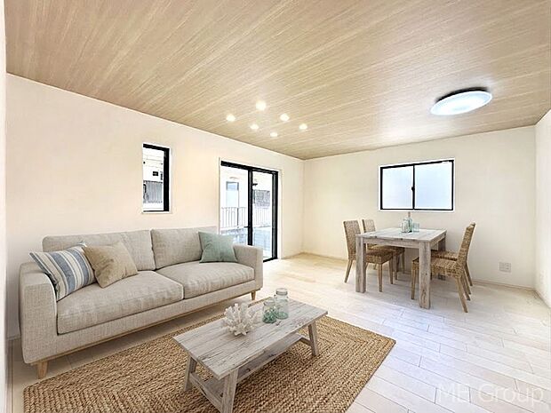 ご家族の賑やかな話し声で包まれる明るいリビング  ※家具はCGです