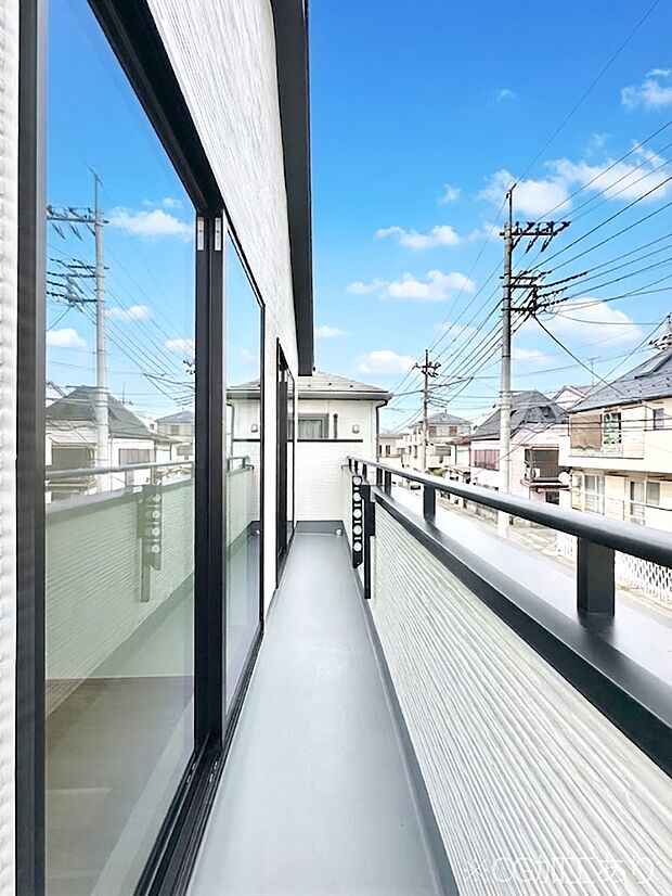 暖かな陽光が降り注ぐバルコニーはお洗濯におすすめ。爽やかな風も心地よいです。 