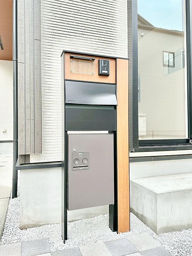 表札・インターホン・ポスト・宅配ＢＯＸをひとつに集約。エントランスになじむシンプルデザイン。