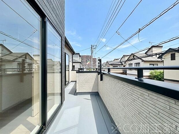 暖かな陽光が降り注ぐバルコニーはお洗濯におすすめ。爽やかな風も心地よいです。