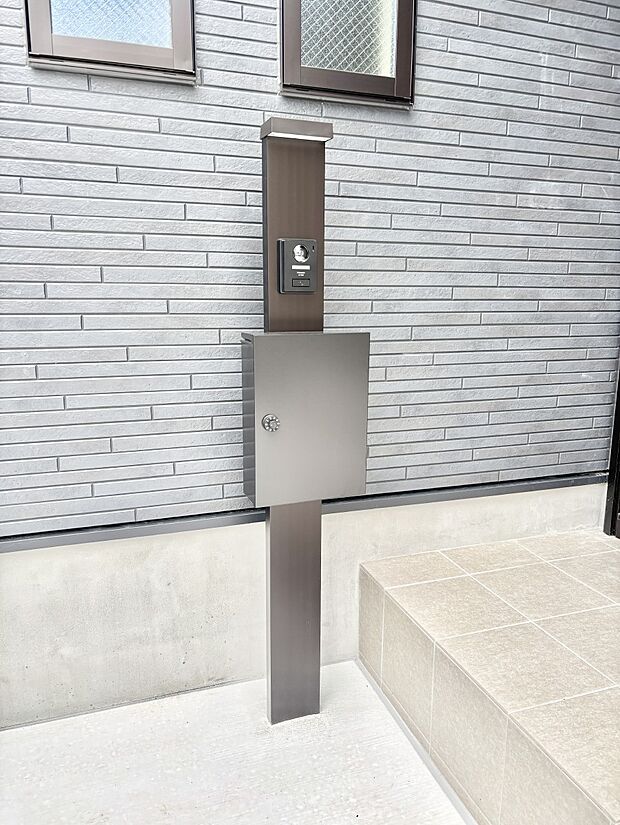 シンプルデザインのポスト。