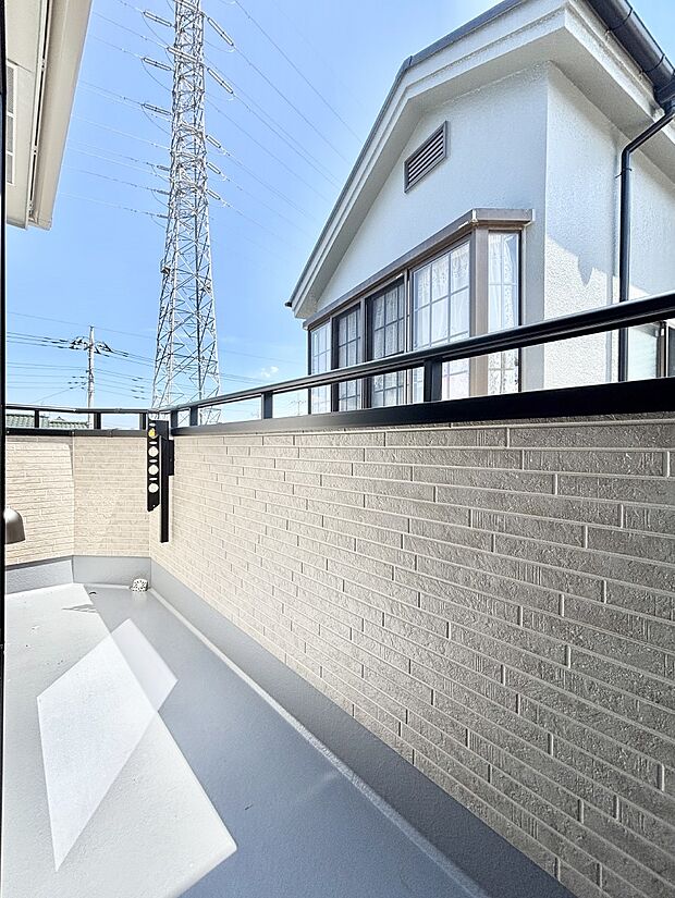 暖かな陽光が降り注ぐバルコニーはお洗濯におすすめ。爽やかな風も心地よいです。 