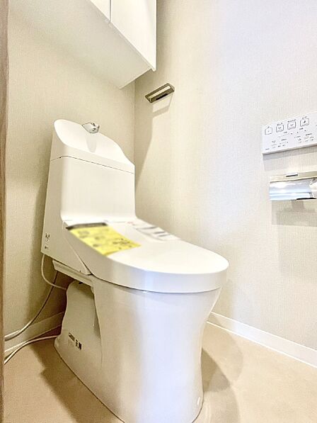 内装「無料オンライン相談」受付中!明るく清潔感のあるトイレです。