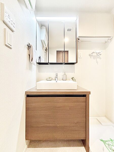 収納力と機能性に優れた洗面化粧台  　