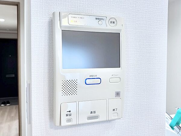 訪問者が一目でわかる安心のＴＶモニター付きインターホン。