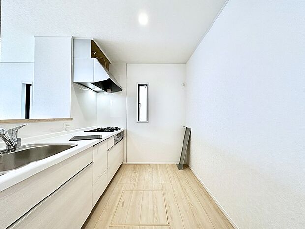 爽やかな風が通り抜けるキッチン。窓があるので明るく換気にも役立ちます。