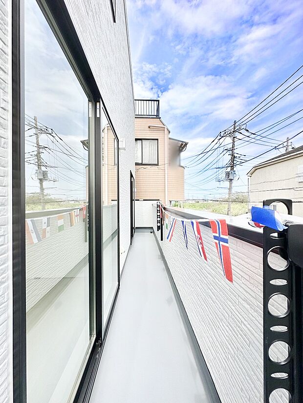 内装「無料オンライン相談」受付中!2部屋にまたがる広いバルコニー。