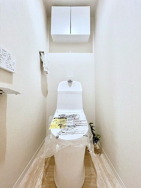 明るく清潔感のあるトイレです。