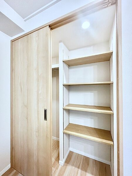 リビング収納。ここに収納があると物が集まるLDKがスッキリ片付きそうですね。