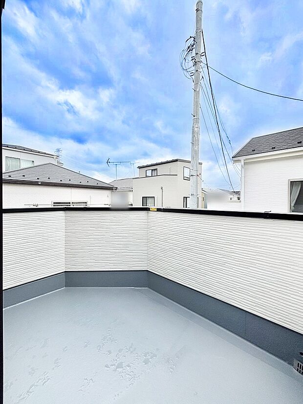 ゆったりバルコニーだから沢山お洗濯ものを干せます。
