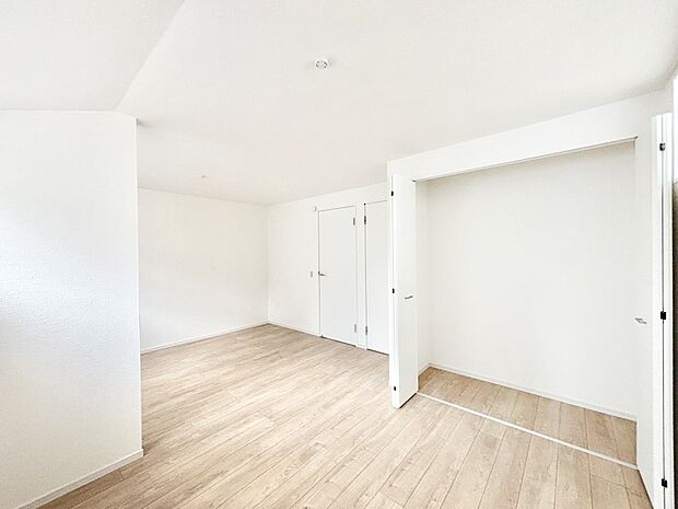 ライフスタイルに合わせて2部屋として利用できる広々とした洋室。
