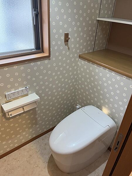 ２階トイレは、１階とは異なる壁紙クロスを採用し、タンクレス便器を設置。清潔感のある、ゆったりとした空間です。なお、便器は２０２４年１１月に交換されています。