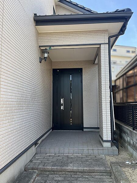 道路から玄関が見えにくく、プライバシーに配慮された玄関アプローチ