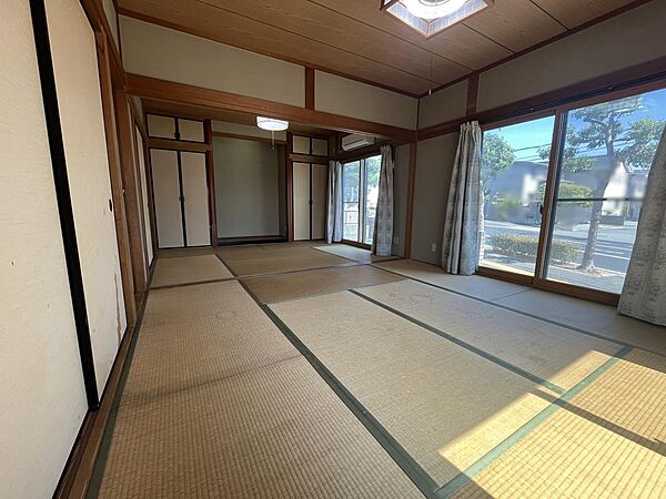 広々とした８帖と６帖の和室がつながるゆとりの空間。客間としても最適です。