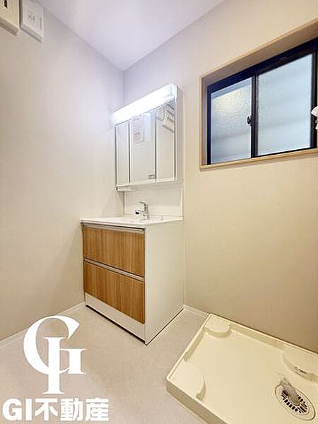 洗濯機置き場のすぐ上に小窓もあるので、換気もばっちり！