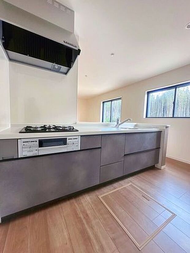 家族とのコミュニケーションが取れやすい対面式のカウンターキッチン