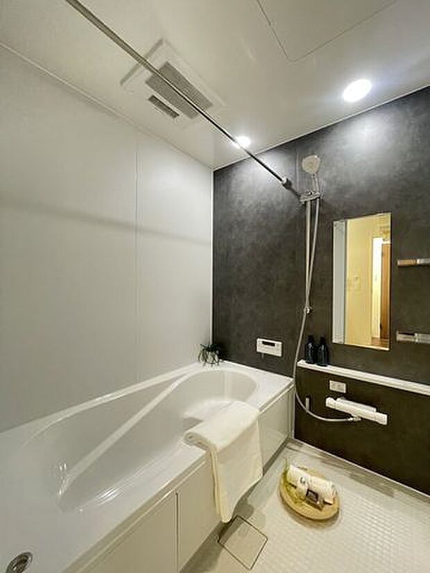 アクセントカラーが落ち着いた印象の浴室.一日の疲れを癒してくれそう♪