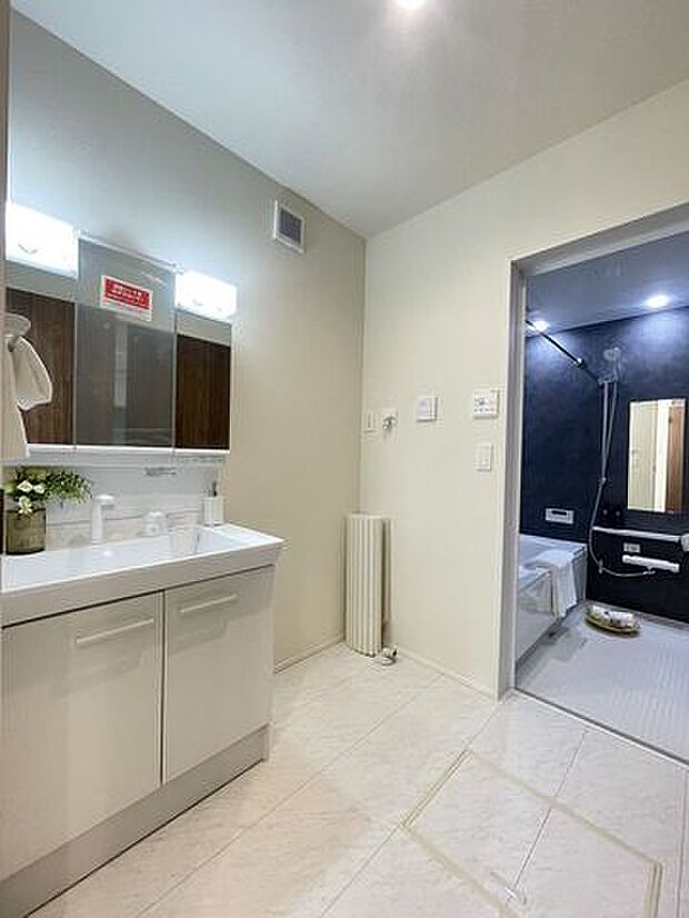 三面鏡の付いた洗面台.キッチンの隣で家事効率が上がります♪