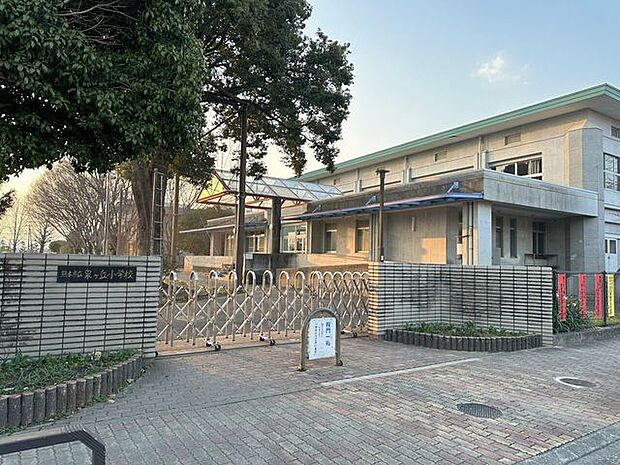 泉が丘小学校 470m