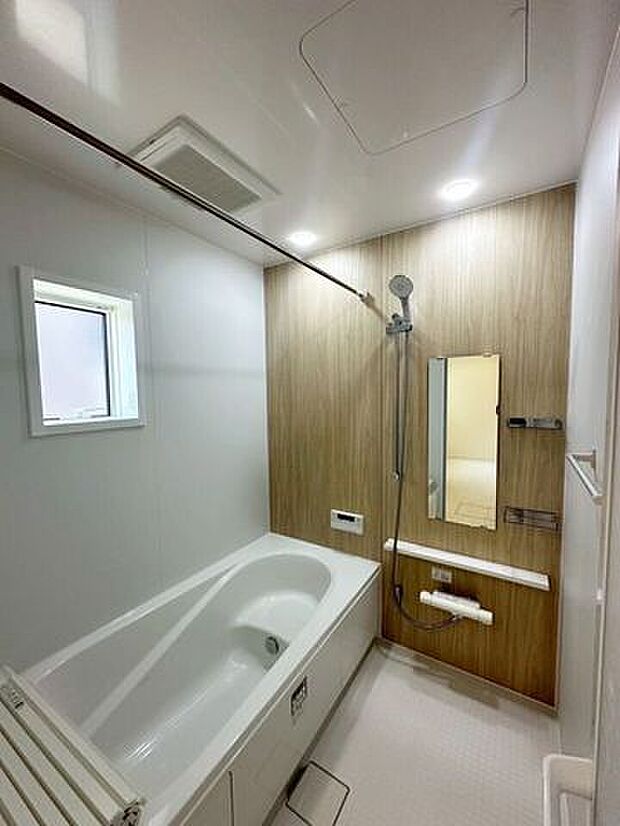 木目調のアクセントで温かみのある浴室♪一日の疲れがとれそうですね♪