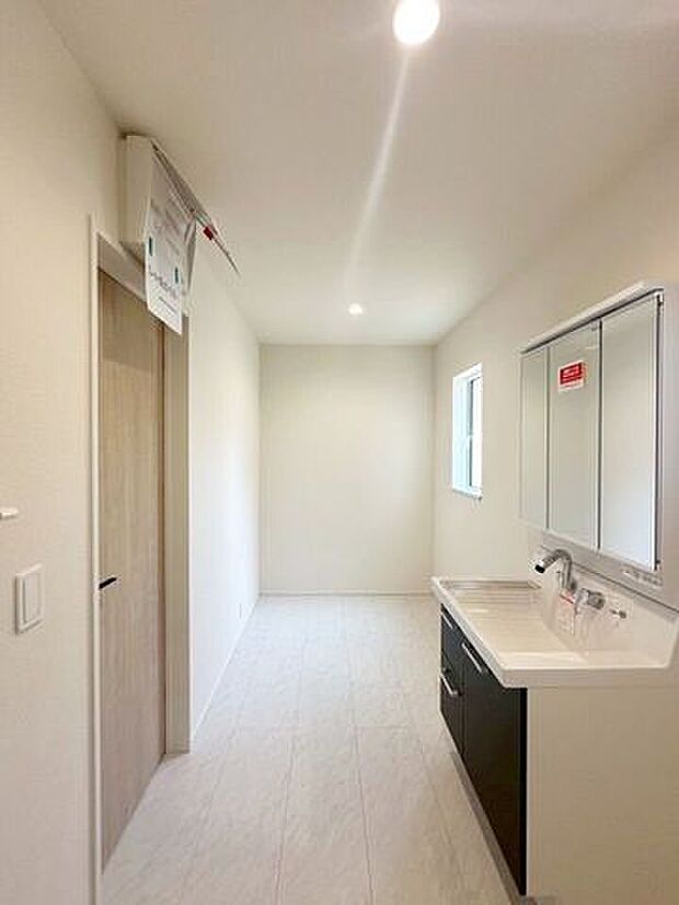 ゆとりあるスペースを持つパウダールーム♪小窓も付いて通風採光もばっちりです♪