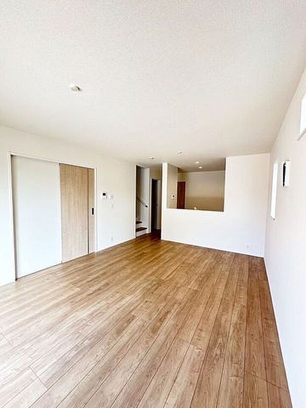 おかえりただいまが自然に交わるリビング階段♪コミュニケーションがとりやすい対面式キッチンです♪