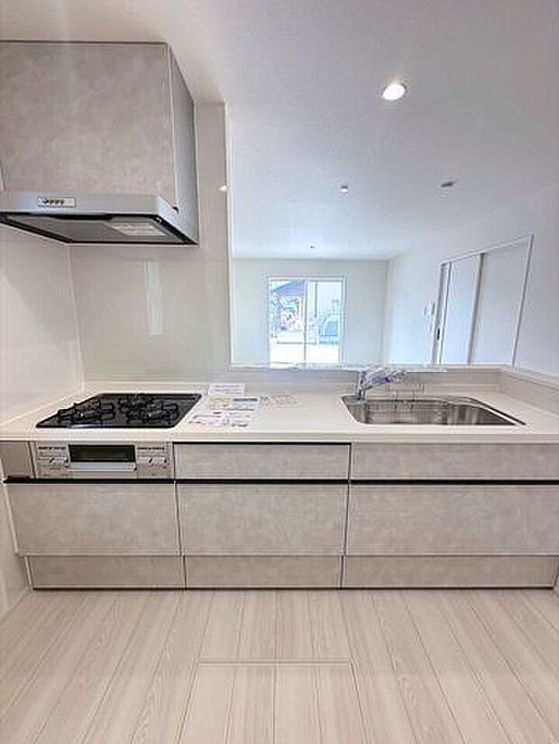 コミュニケーションがとりやすい対面式キッチン♪淡い色味の面材に清潔感のあるワークトップ♪気持ちよくお料理が出来そうです♪