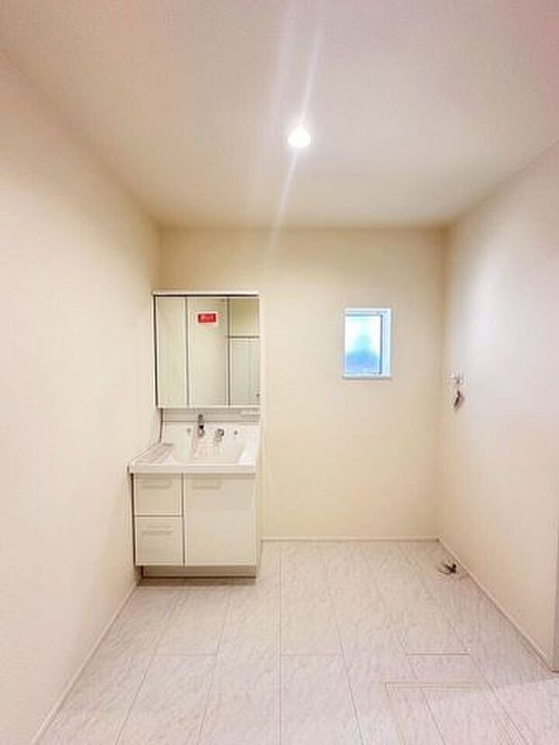 脱衣室と分けられた洗面所で，入浴と洗面で使用時間がかぶっても安心♪