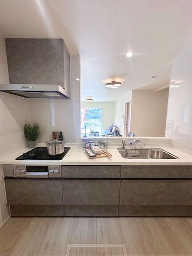 コミュニケーションがとりやすい対面式キッチン♪清潔感のあるワークトップでお料理も気持ちよく出来そうです♪