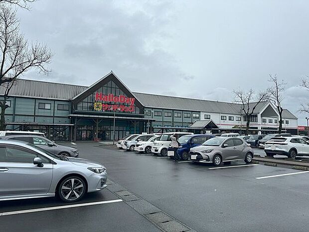 さくらの森ハローデイ（スーパー）ＴＳＵＴＡＹＡ（書店）ダイソー（100円ショップ）サンドラック（薬）他多数の店舗有り 870m