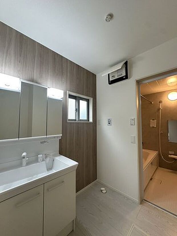 アクセントクロスがおしゃれな洗面所♪小窓がついているので換気もできます♪三面鏡の独立洗面台で身支度もしやすい♪