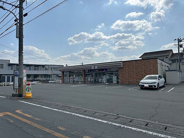 セブンイレブン長嶺南1丁目店 440m