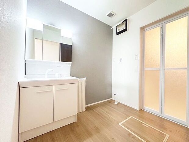 3面鏡の付いた洗面台。