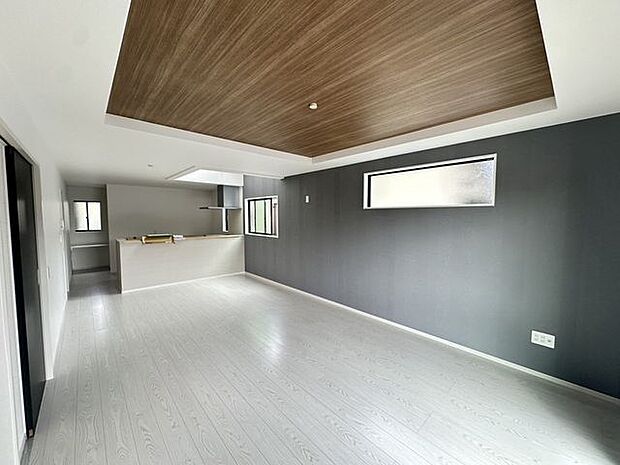 折上げ天井とグレーのクロスがオシャレな内装♪一部吹き抜けあります！是非一度内覧しされませんか♪