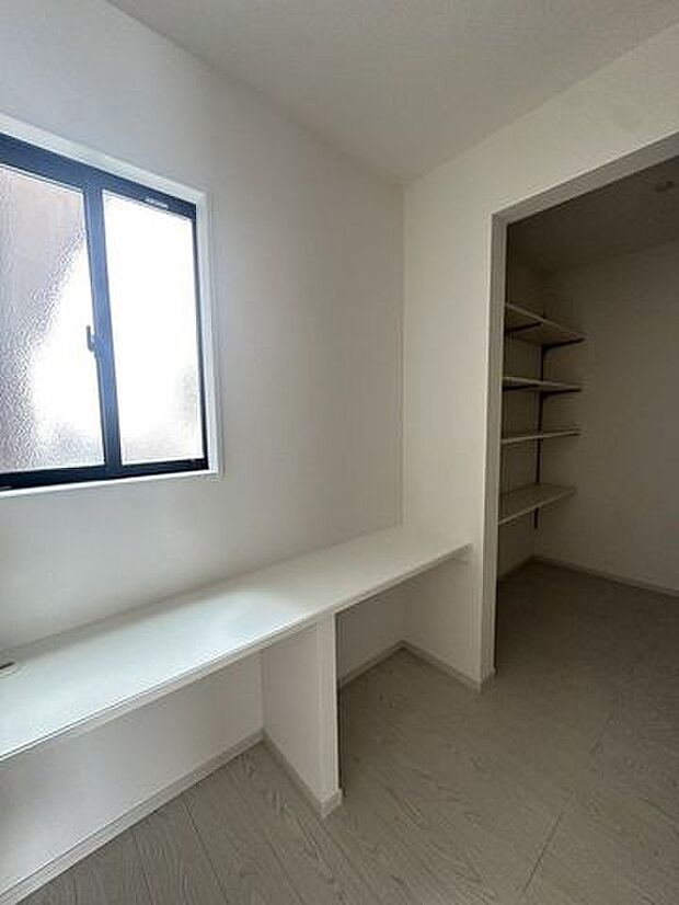 ☆キッチン横のパントリーとスタディカウンター☆お子様の勉強やリモートワーク、家事や趣味スペース等、何にでも使えるこのスペースが便利♪いつでも体感されに来てください♪