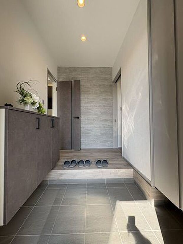 優しいグレーの濃淡で高級感のある玄関ホール♪お客様も帰宅時も優しくお出迎えしてくれる,ホッとする空間です♪