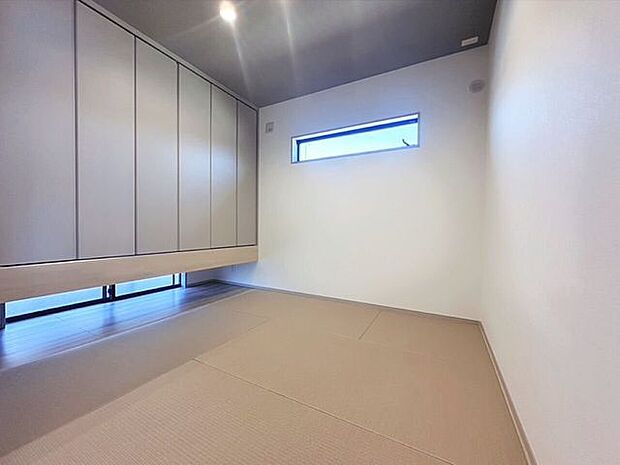 お布団などの収納に重宝する吊り物入れ♪地窓,高窓が心地いいバランスで配置されています♪